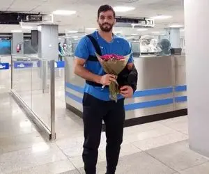 حسن یزدانی با کتف بسته وارد ایران شد