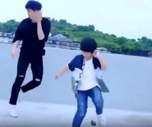 آواز شادیسم؛ دوتا چینی با آهنگ غیر چینی تکنو میرقصن چشماشون بستس ولی عقابن