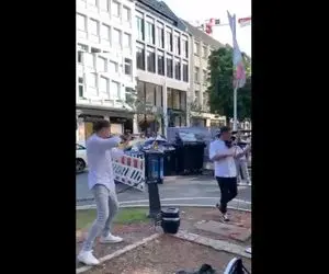 آواز خیابانی؛ ببینید این دو نوازنده سفید پوش خارجی با حرکات موزون چه ویولنی میزنن