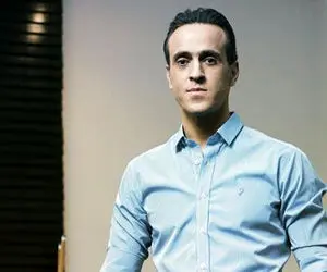 علی کریمی به کمک زلزله زدگان «سی سخت» می شتابد