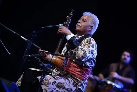 آواز شاد؛ فرج علیپور قمرتاج رو جوری خوند که همه دستمال به دست اومدن وسط بگو ماشالله