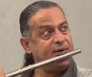 مطربی پراحساس؛ مرد گیس بلند چه سوزناک باران می بارد امشب دلم غم دارد را می نوازد