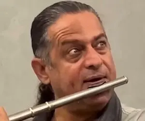 مطربی پراحساس؛ مرد گیس بلند چه سوزناک باران می بارد امشب دلم غم دارد را می نوازد