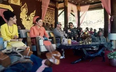 سفر در زمان 1346؛ محمدرضا پهلوی و فرح در حال قدم زدن در طبیعت بکر تایلند