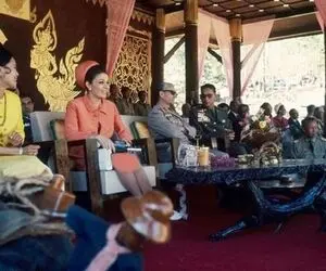 سفر در زمان 1346؛ محمدرضا پهلوی و فرح در حال قدم زدن در طبیعت بکر تایلند