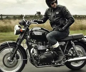 (ویدیو) با موتور درجا انقدر گاز داد که آخر از دستش در رفت زد به مردم !