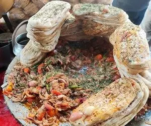 غذای خیابانی؛ ببینید واسه لقمه جذابی که این آقای هندی گوشه خیابون میگیره چه صفی بستن