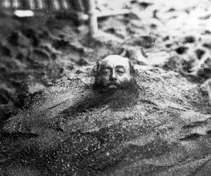 یک عکس یک روایت؛ مردی از قاجار که زیر خروارها شن لب دریا زنده به گور رفته است