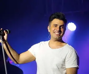 آواز احساسی؛ علیرضا طلیسچی وسط آهنگ یهو میکروفن رو گرفت سمت تماشاچیا سالن ترکید