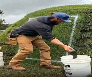 معماری خلاقانه؛ تپه چمنی رو سوراخ کرد توش یه اتاق مجهز ساخت انگار پنت هاوسه انقد شیک