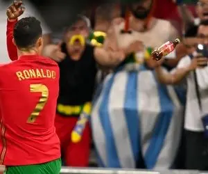 (عکس) پرتاب نوشابه کوکا کولا به سمت کریستیانو رونالدو