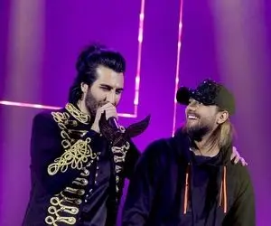 آواز بهشتی؛ ماکان بند با آهنگ یه لحظه نگام کن کل سالن رو برد رو هوا چه همخونی باحالی