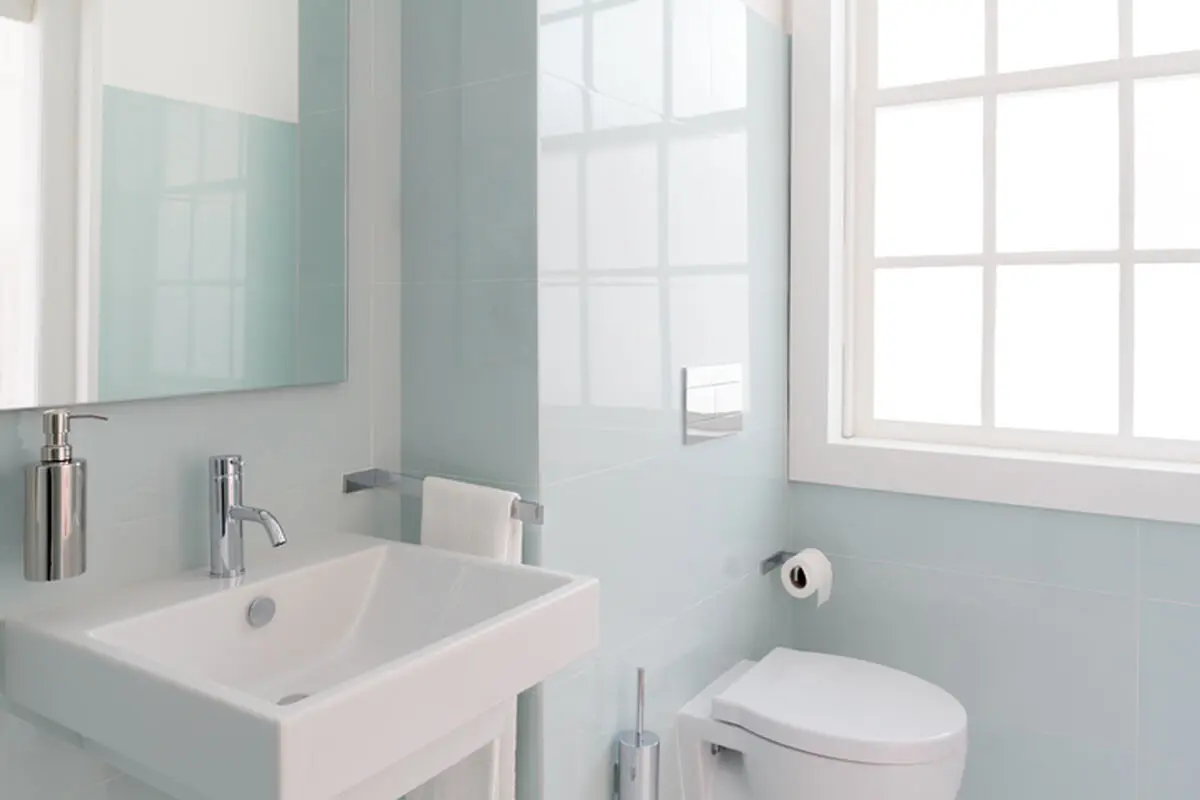 Bright-clean-bathroom