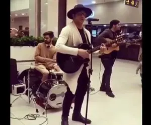 آواز خیابانی؛ ببینید این آقای آرتیست کلاه کابویی چه خفن آهنگ شب نیلوفری رو اجرا میکنه