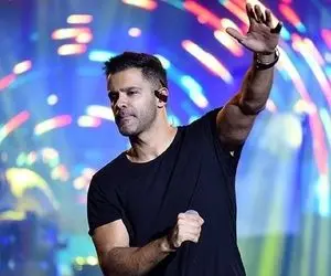 خوشگذرانی سیروان خسروی در کیش با پاهای لخت!