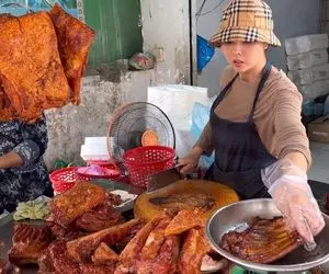 فرآوری خوک؛ آشپز های بدون بالاپوش تایلندی خوک رو شکم پر و درسته بریان می کنن