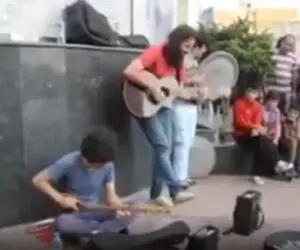 آواز بلبلی؛ پسر گیسو افشون چه با حرکاتش و آهنگش ملت رو مات و مبهوت کرده!