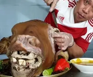 غذای کله گاوی؛ سر بزرگ گاو رو دندون مسواک زده و جزغاله شده می ندازن تو تشت تا بپزه