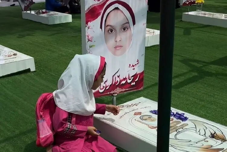 آواز احساسی؛ دختری بر سرمزار رفیق شهیدش تو میناب