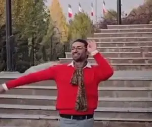 آواز شاد؛ حرکات موزون ادایی و دور از اصول این این آقا وسط پارک جنگلی واقعا دیدن داره