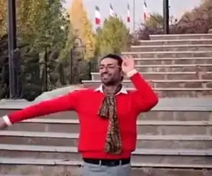 آواز شاد؛ حرکات موزون ادایی و دور از اصول این این آقا وسط پارک جنگلی واقعا دیدن داره