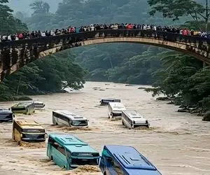 معماری طبیعت؛ مردم بالای پل داشتن به ماشینای غرق شده میخندیدن خدا گذاشت تو کاسه شون
