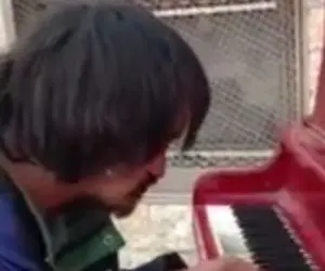 آواز احساسی؛ مرد بی خانمان اشک ریزان وسط خیابون پیانو میزنه