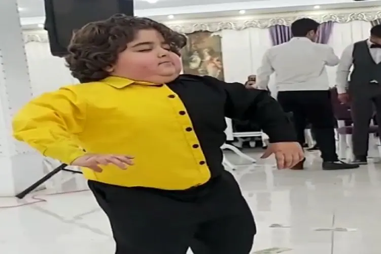 آواز محلی؛ پسربچه گرد و قلمبه یه رقص شکم بانمکی میره چشات اکلیلی میشه با دیدنش
