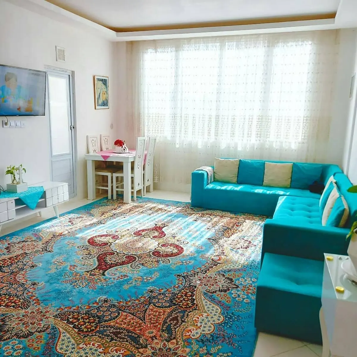 چطور با فرش رنگی خونه ام رو دکور کنم؟