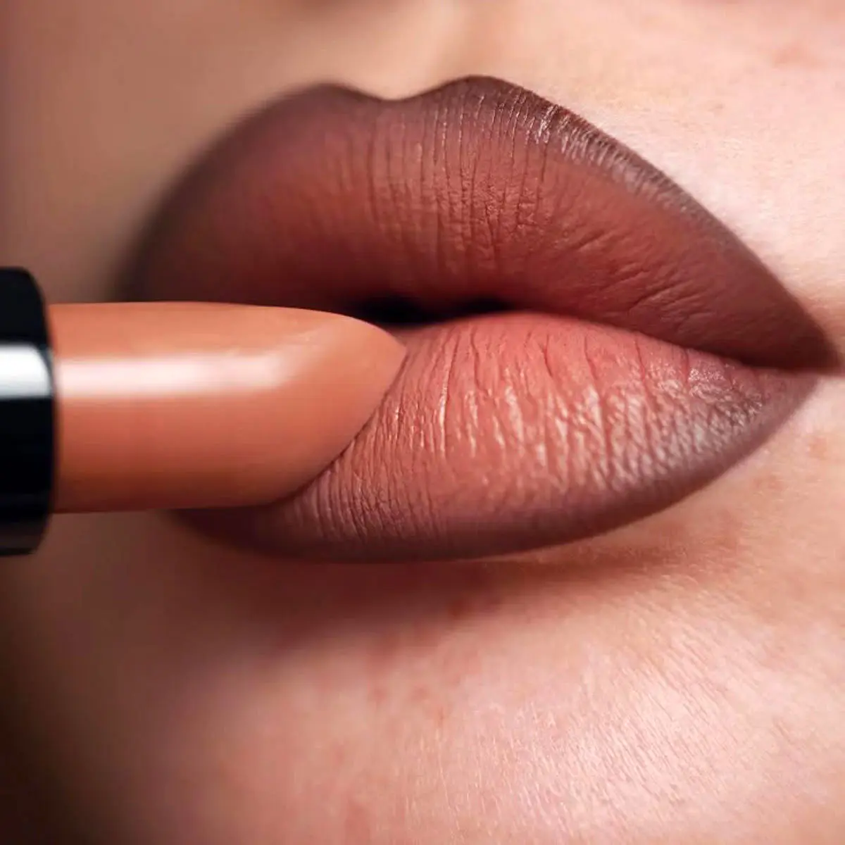 زیباترین-رنگ_-های-رژ-لب-۲۰۲۵-انتخابی-شیک-برای-هر-سبک-آرایشی-6