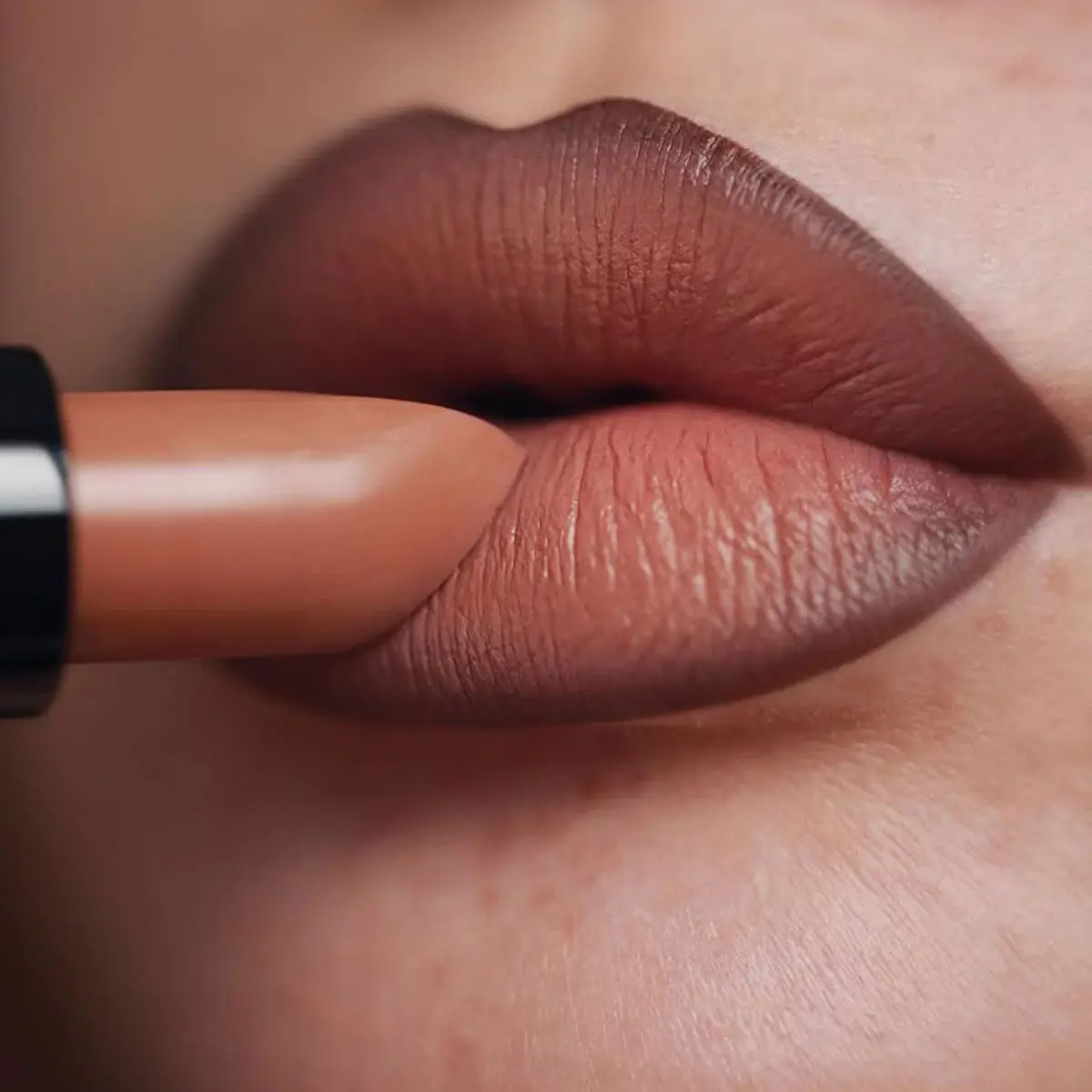 زیباترین-رنگ_-های-رژ-لب-۲۰۲۵-انتخابی-شیک-برای-هر-سبک-آرایشی-6