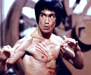 هرچی فیلم از بروس لی دیدی فراموش کن؛ ببین تو واقعیت چه میکنه اونم با چشم‌های بسته! 