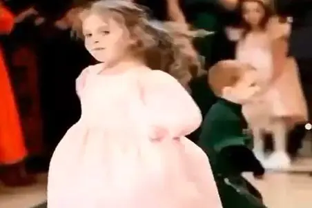 آواز محلی؛ رقص این دوتا بچه با آهنگ محلی باهم قند تو دل سنگدلی آب میکنه