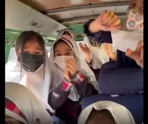 ویدیو رقص و پایکوبی دختران دانش آموز واسه تعطیلی مدرسه!