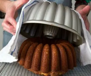 ترفندهای خانه داری؛ چجوری کیک رو از قالب جدا کنیم که خرد نشه؟