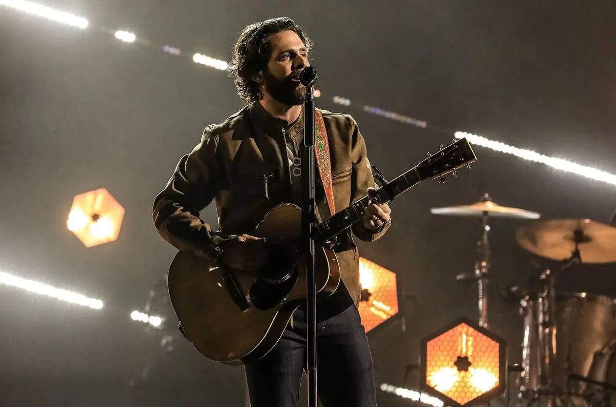 02-Thomas-Rhett-acm-awards-show-billboard-1548-1618792085-compressed