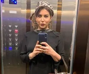 عکس با کلاس خانم بازیگر با گوشی گرانش در آسانسور لاکچری!