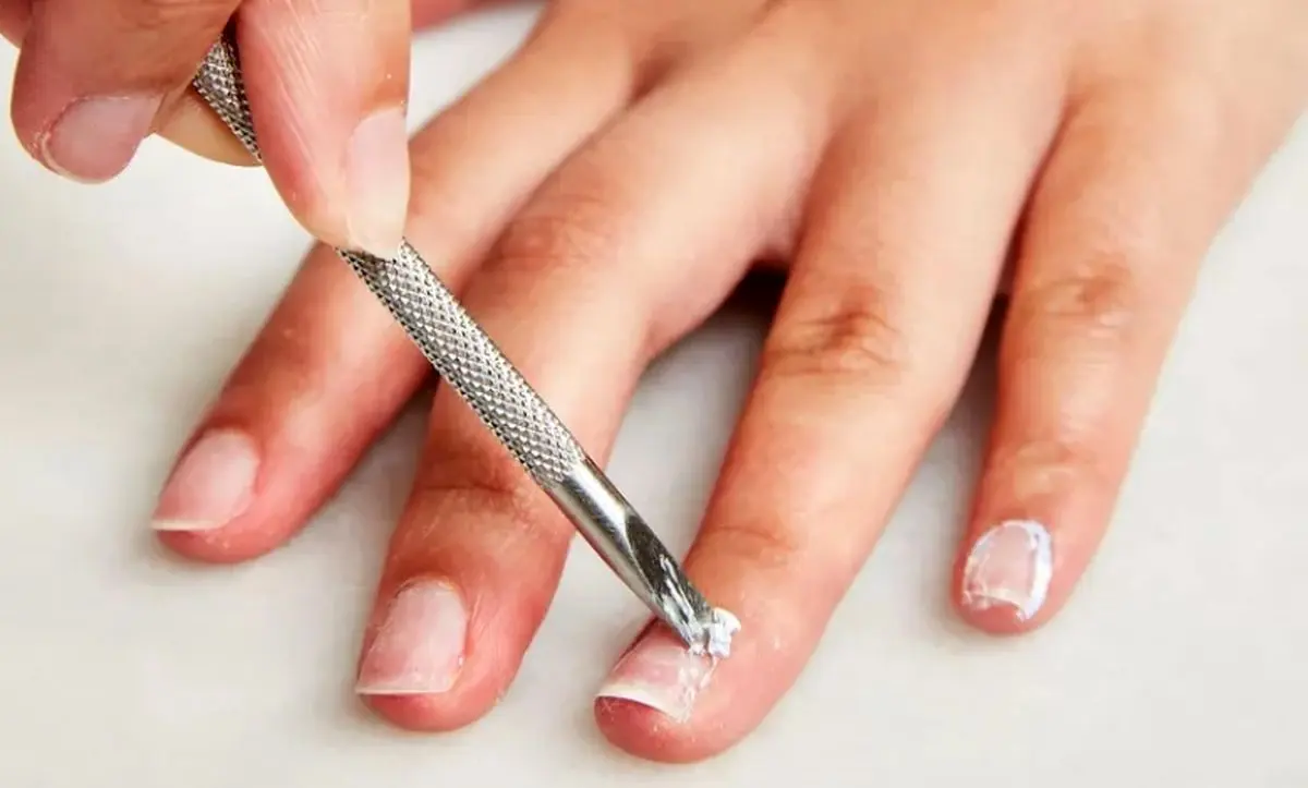 Remove-acrylic-nails-at-home-3