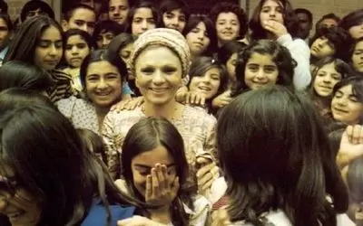 سفر به ایام قدیم سال 1339؛ فرح دیبا در آغوش کودکان بی سرپرست