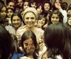 سفر به ایام قدیم سال 1339؛ فرح دیبا در آغوش کودکان بی سرپرست