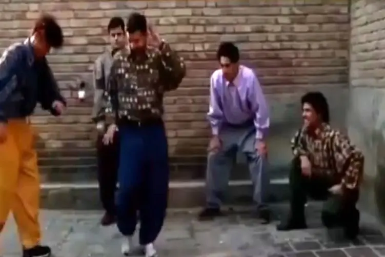 آواز شادونه؛ شُکر از دوره رقص کفتری دهه شصت گذشتیم مرد رو ببینی دچار شرم نیابتی میشی