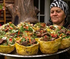 غذای کاسه ای؛ با کلی گوشت و سبزیجات معطر توکاسه چه خوراک لذیذی طبخ میکنن 