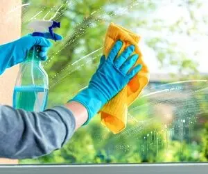 میخوای بعد برف و بارون رو شیشه خونَت اثری از لکه نباشه؟ اینجوری عین آینه برقش بنداز!