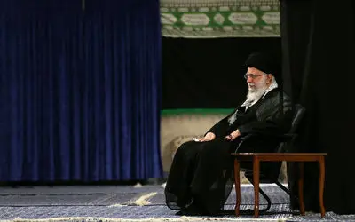 حضور رهبر معظم انقلاب در مراسم شب عاشورا در حسینیه امام خمینی