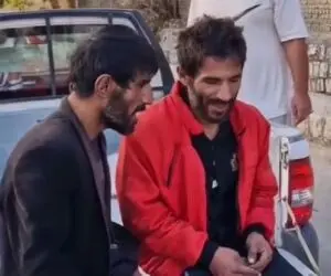 آواز جگرسوز؛ برادر دوقلوها معتاد پشت وانت نشستن چه هق هق کنان آهنگ محلی میخونن 