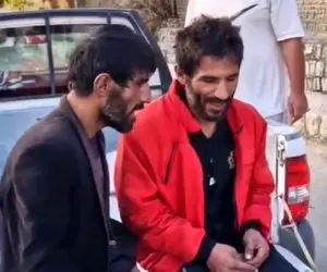 آواز جگرسوز؛ برادر دوقلوها معتاد پشت وانت نشستن چه هق هق کنان آهنگ محلی میخونن 