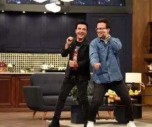 آواز شادونه؛ وای خدا خیرش بده عمو پورنگو فقط خندیدم صداگذاری میکنه آواز میخونه محشر