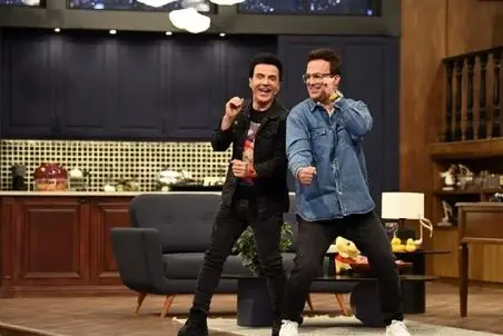 آواز شادونه؛ وای خدا خیرش بده عمو پورنگو فقط خندیدم صداگذاری میکنه آواز میخونه محشر