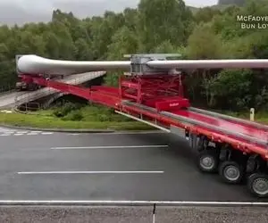 جا به جایی های جانکاه؛ تریلی با پره توربین بادی سر پیچ جوری میپیچه آدم دلش هری میریزه