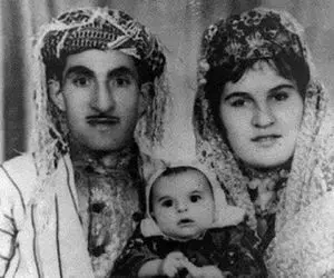 آواز جیگرسوز؛ حسن زیرک کنار همسر و بچش با صدای بهشتیش با سوز کؤلوانة هةولیریة رو خوند